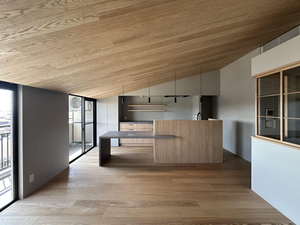 眺望を活かした勾配天井のあるリノベ